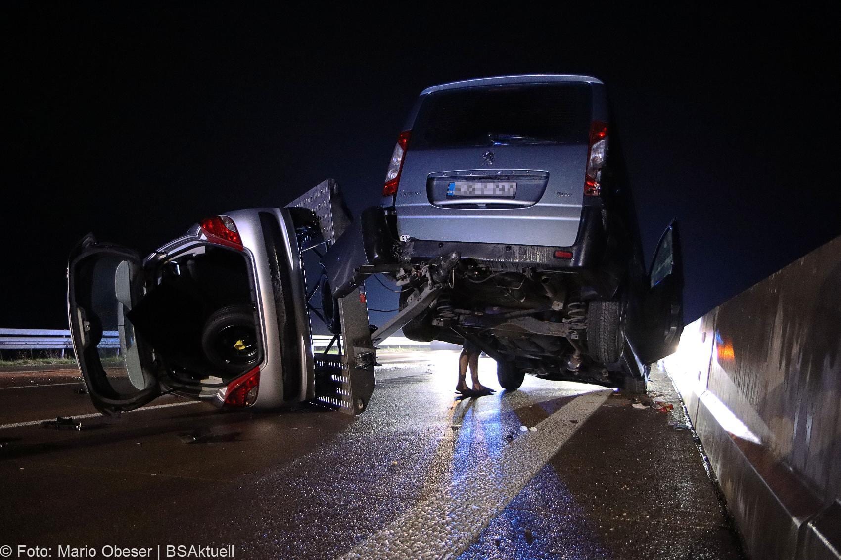 Unfall A8 Guenzburg Burgau Kleinbus Autotransporter 01092020 4
