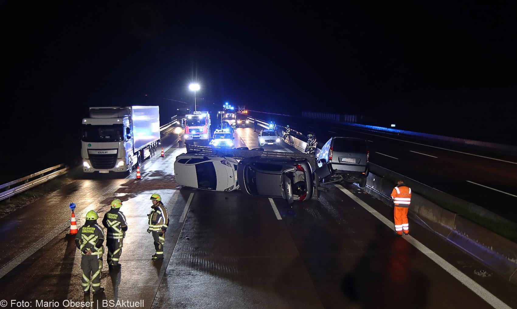Unfall A8 Guenzburg Burgau Kleinbus Autotransporter 01092020 5