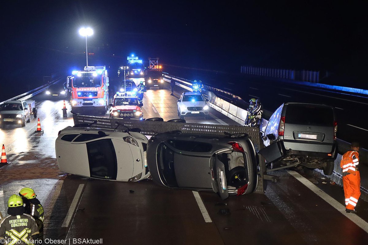 Unfall A8 Guenzburg Burgau Kleinbus Autotransporter 01092020 6