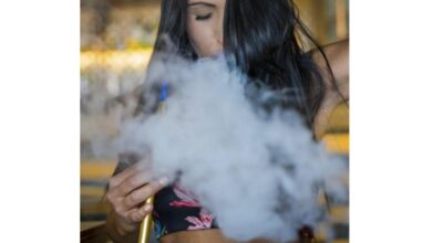 Frau raucht Shisha