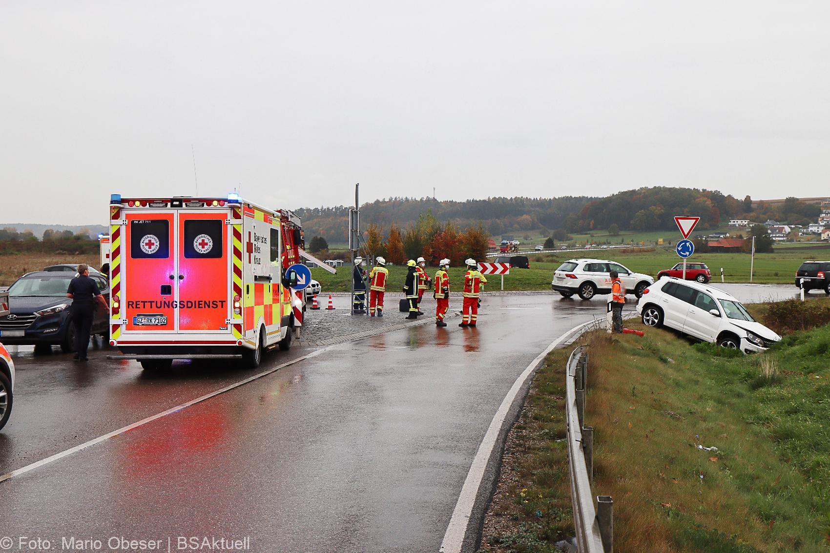 Unfall Kreisverkehr Roefingen 23102020 10