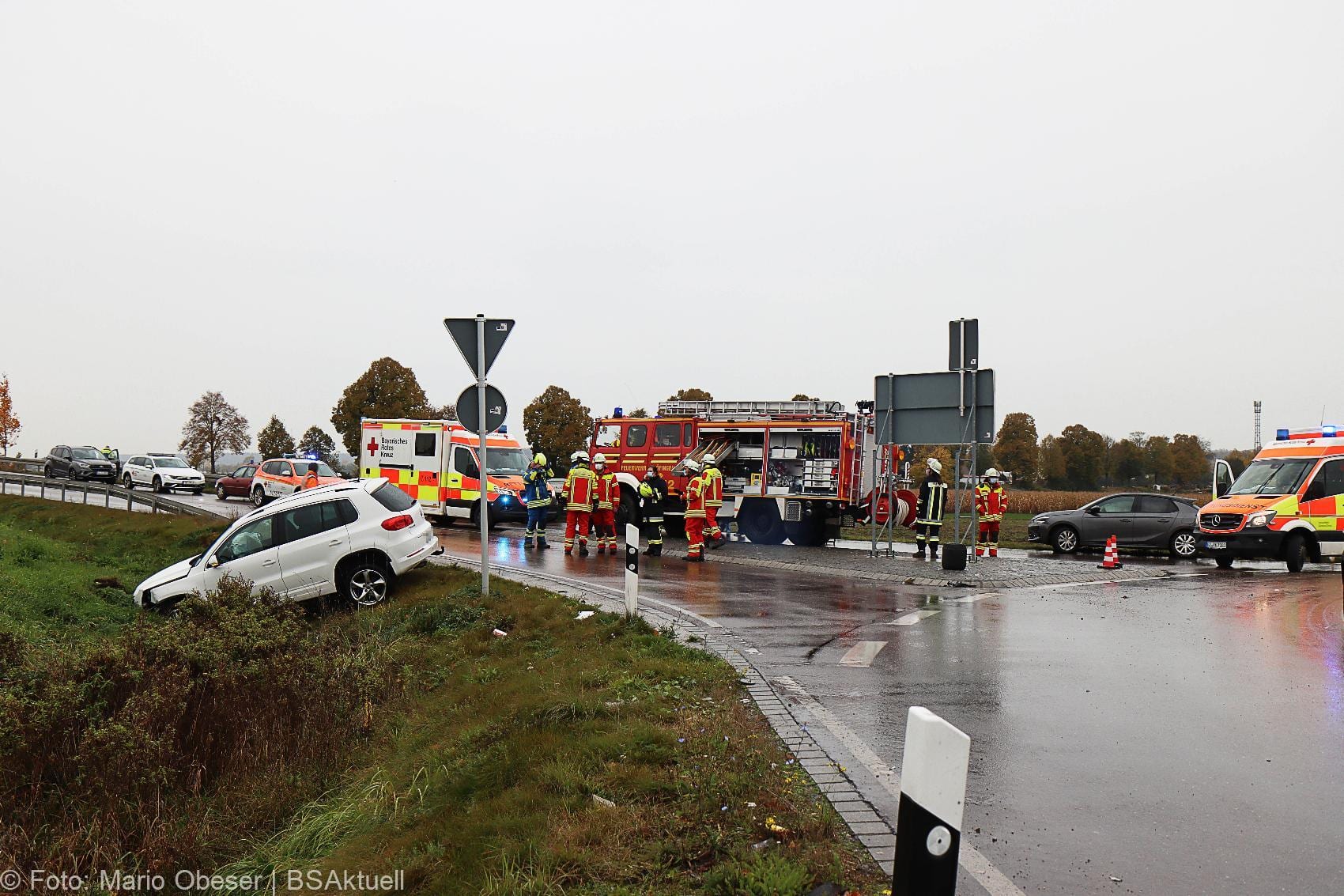 Unfall Kreisverkehr Roefingen 23102020 12