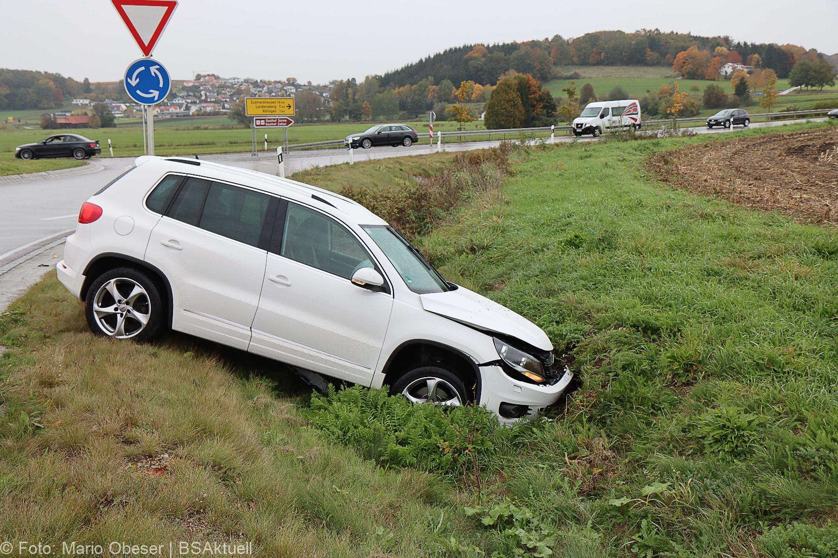 Unfall Kreisverkehr Roefingen 23102020 4