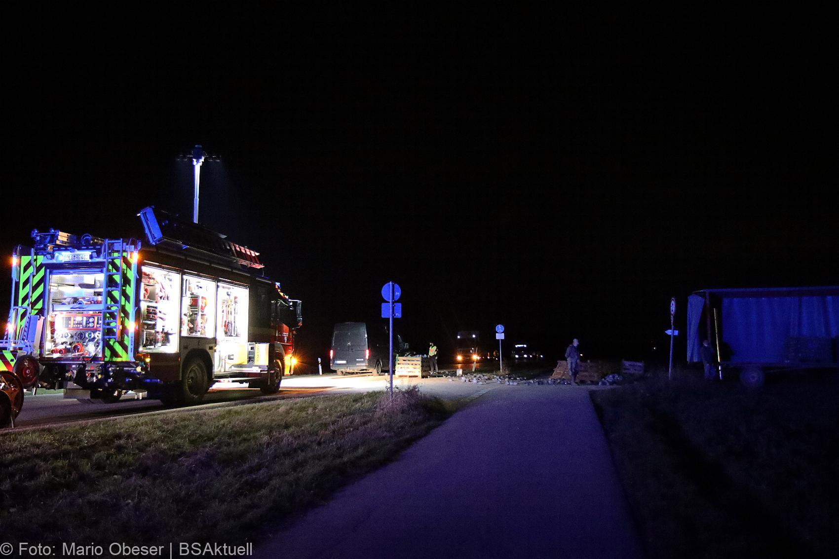 Unfall B16 Gundelfingen Traktor Transporter 02112020 12