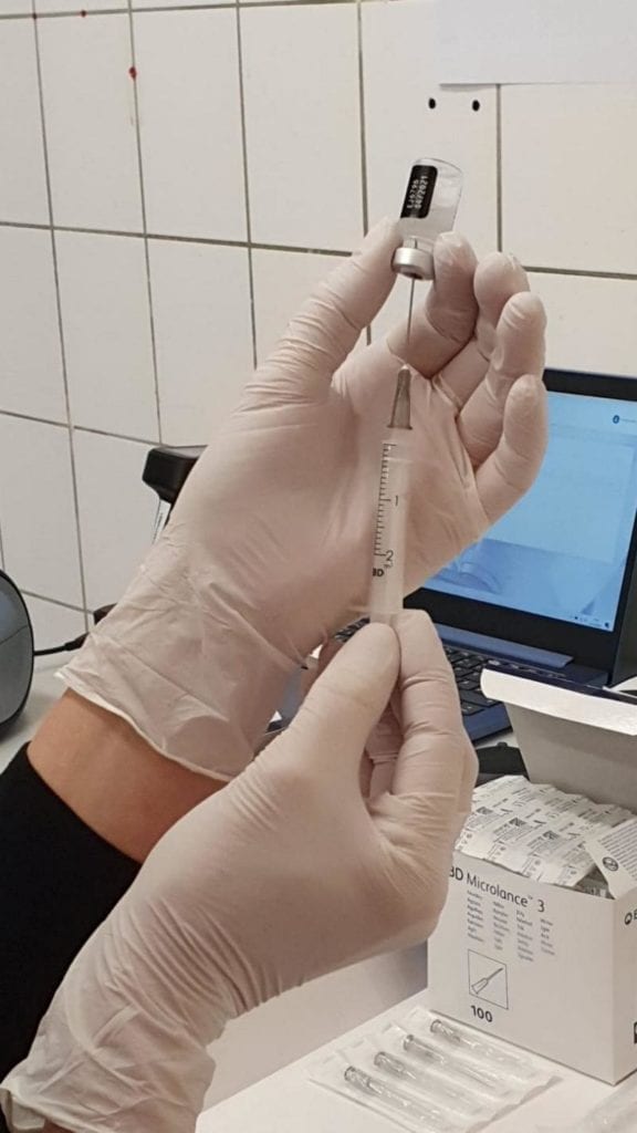 Impfung wird aufgezogen Corona