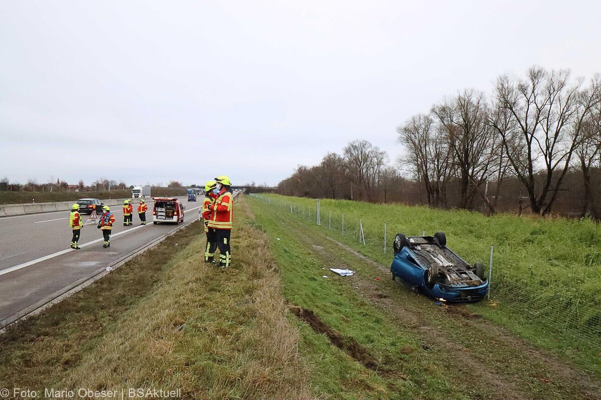 Unfall A8 PKW ueberschlagen Elchingen-Leipheim 07122020 3