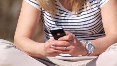 Smartphone-Nutzerin dts