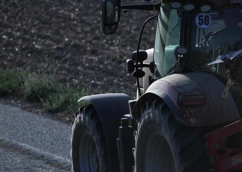 Bauer auf Traktor dts