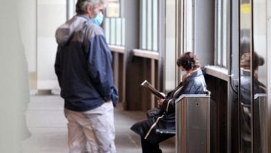 Fahrgaeste mit Mund-Nasen-Schutz dts