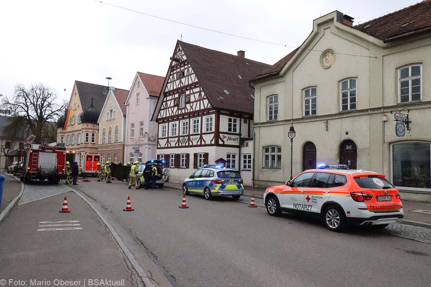 Unfall Ichenhausen Pkw gegen Gasthaus 18042021 1
