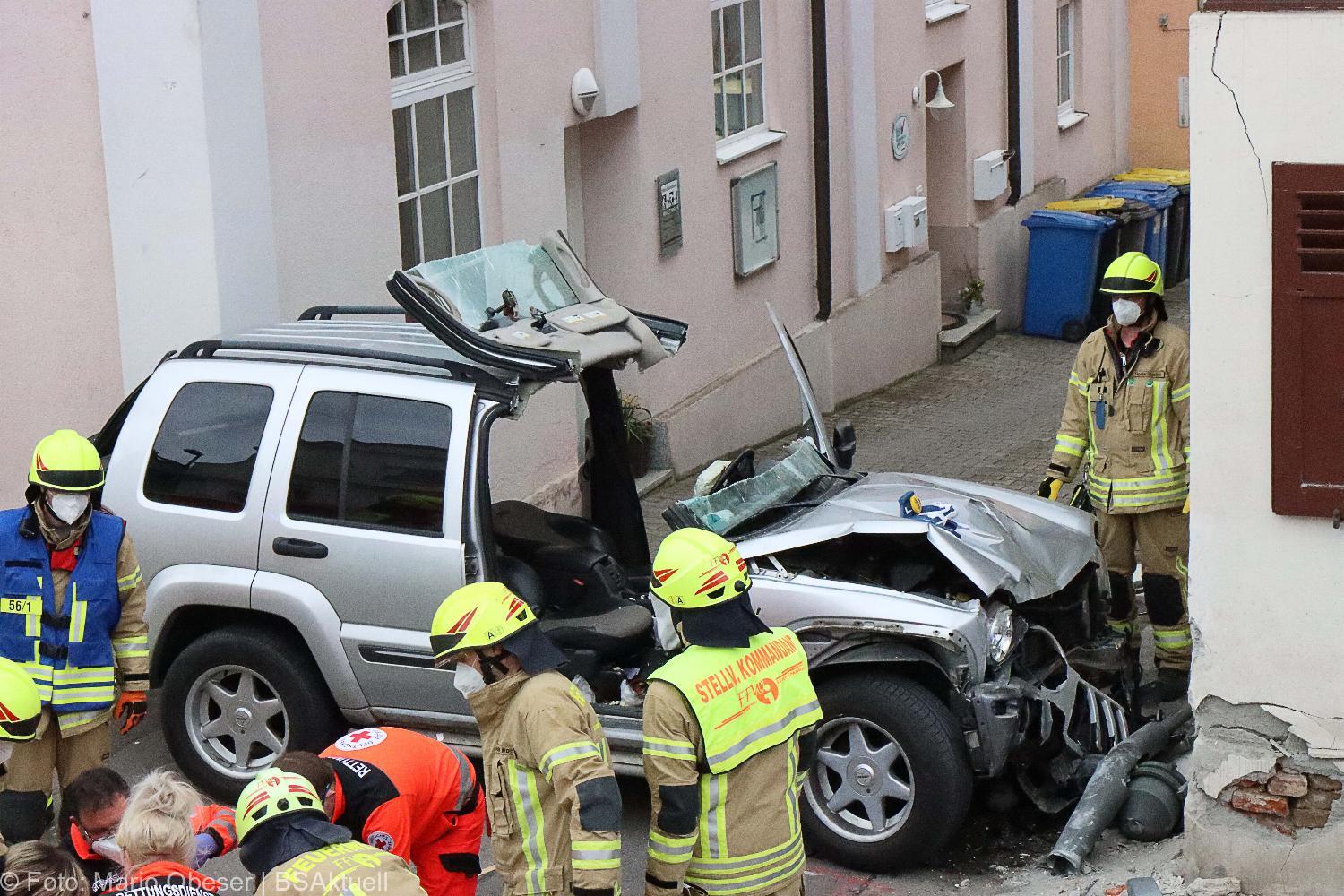 Unfall Ichenhausen Pkw gegen Gasthaus 18042021 11