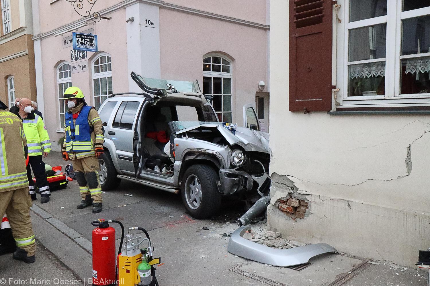 Unfall Ichenhausen Pkw gegen Gasthaus 18042021 12