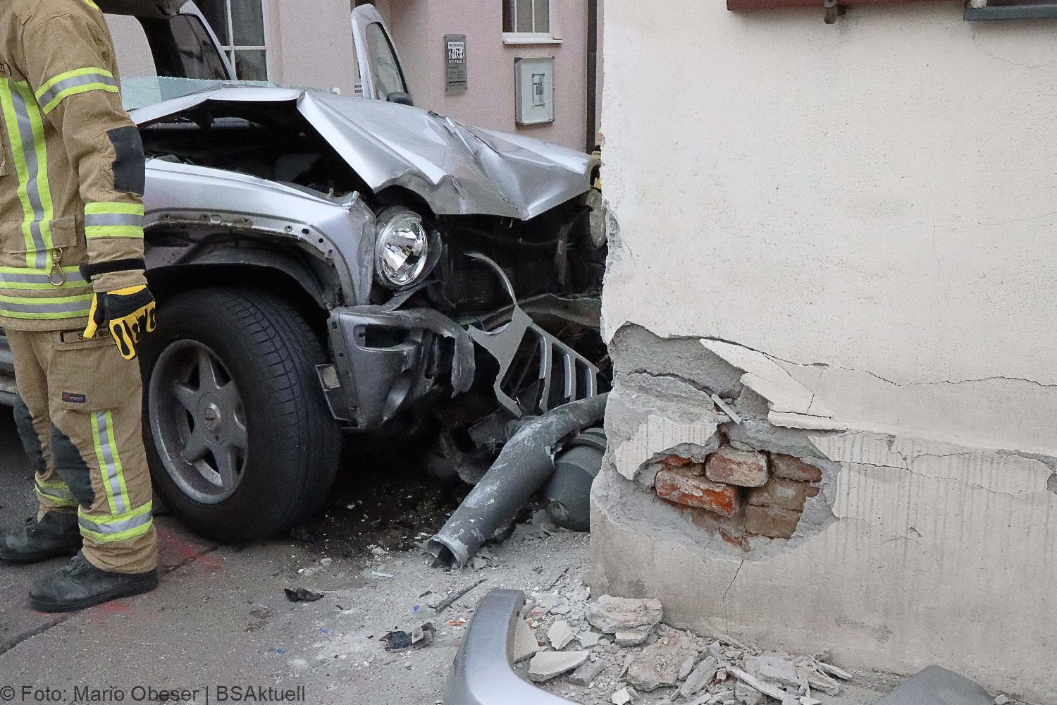 Unfall Ichenhausen Pkw gegen Gasthaus 18042021 13