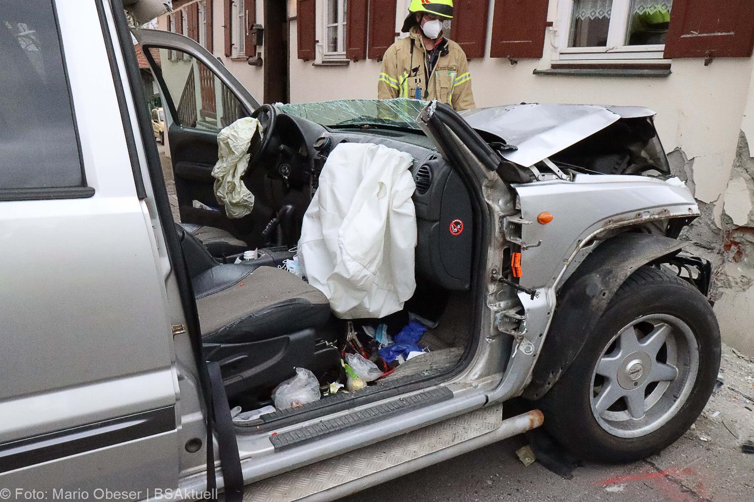 Unfall Ichenhausen Pkw gegen Gasthaus 18042021 14