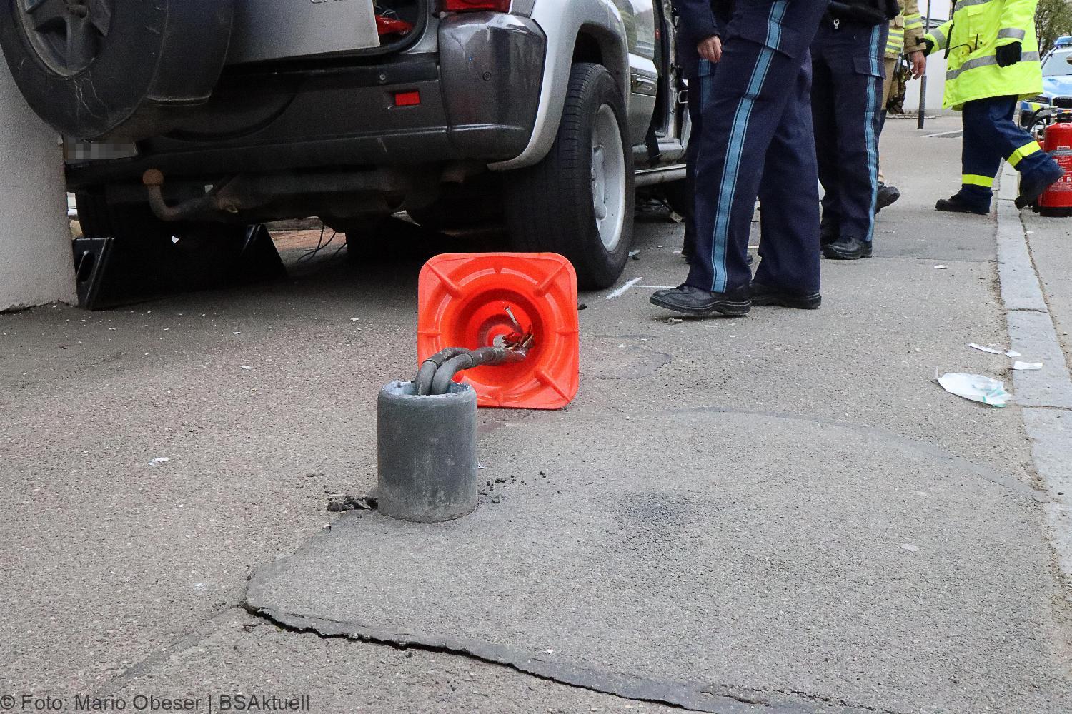 Unfall Ichenhausen Pkw gegen Gasthaus 18042021 15