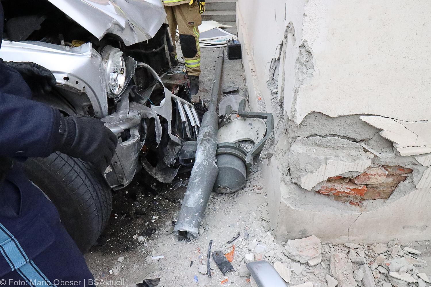 Unfall Ichenhausen Pkw gegen Gasthaus 18042021 16