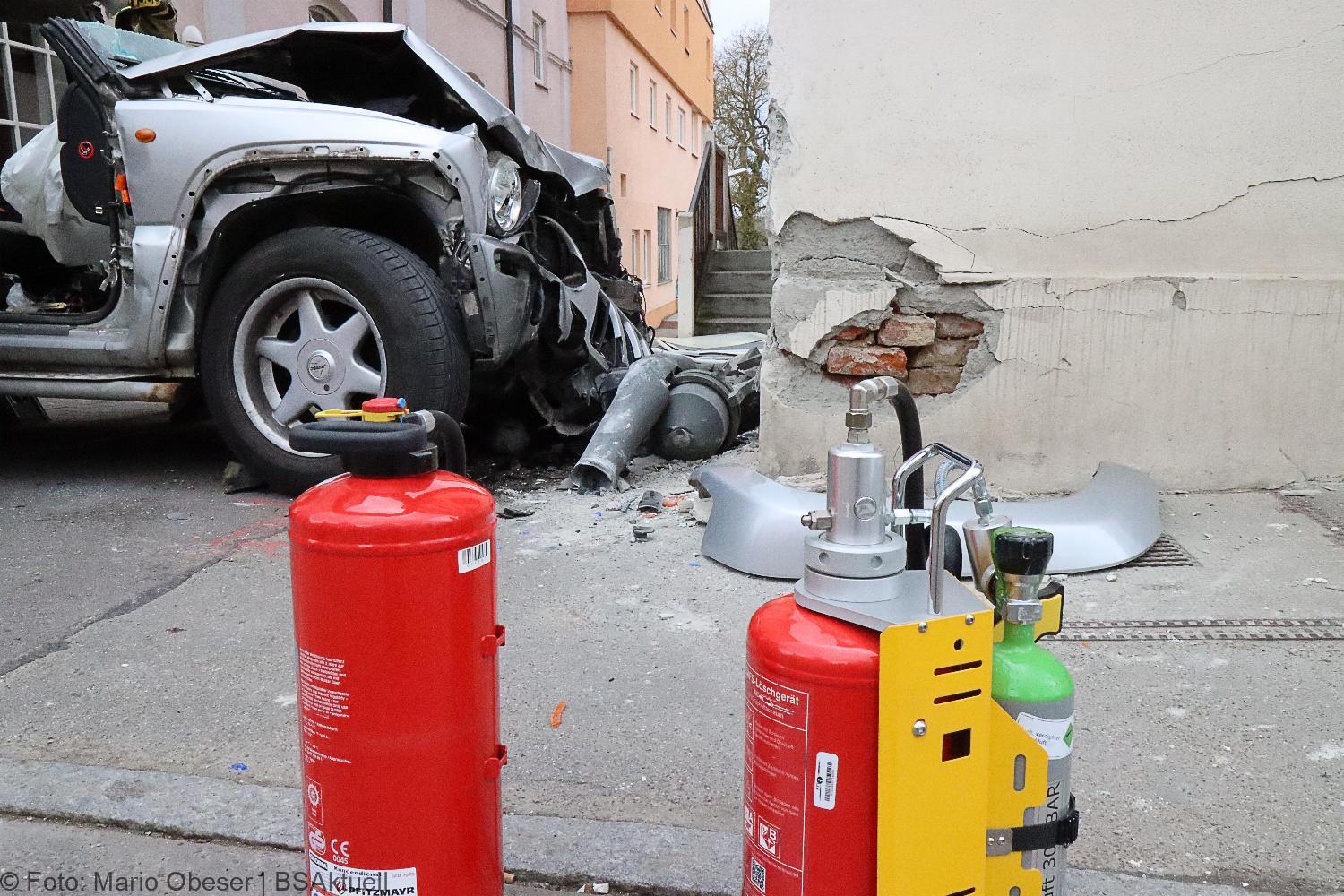 Unfall Ichenhausen Pkw gegen Gasthaus 18042021 17