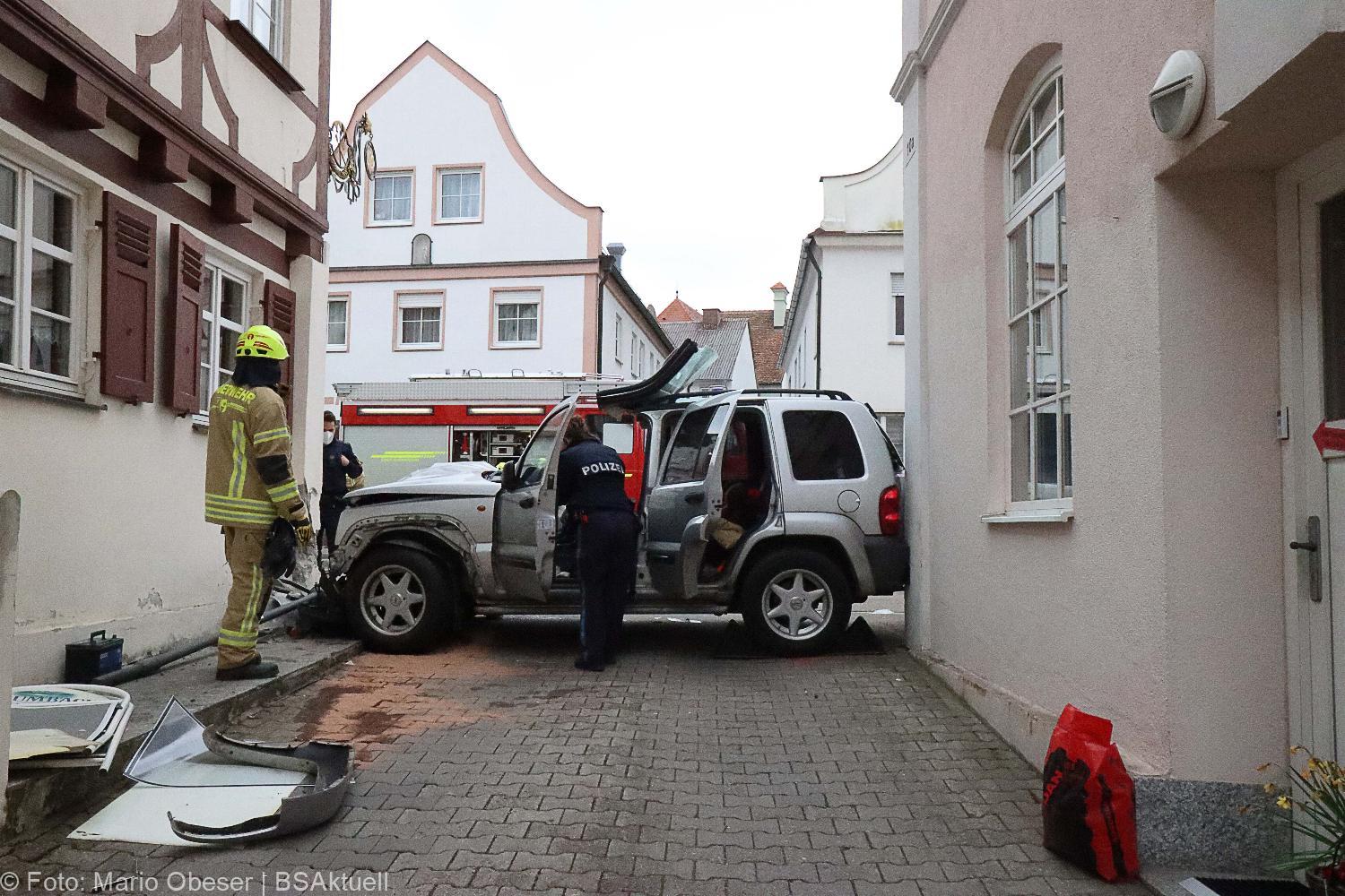Unfall Ichenhausen Pkw gegen Gasthaus 18042021 18
