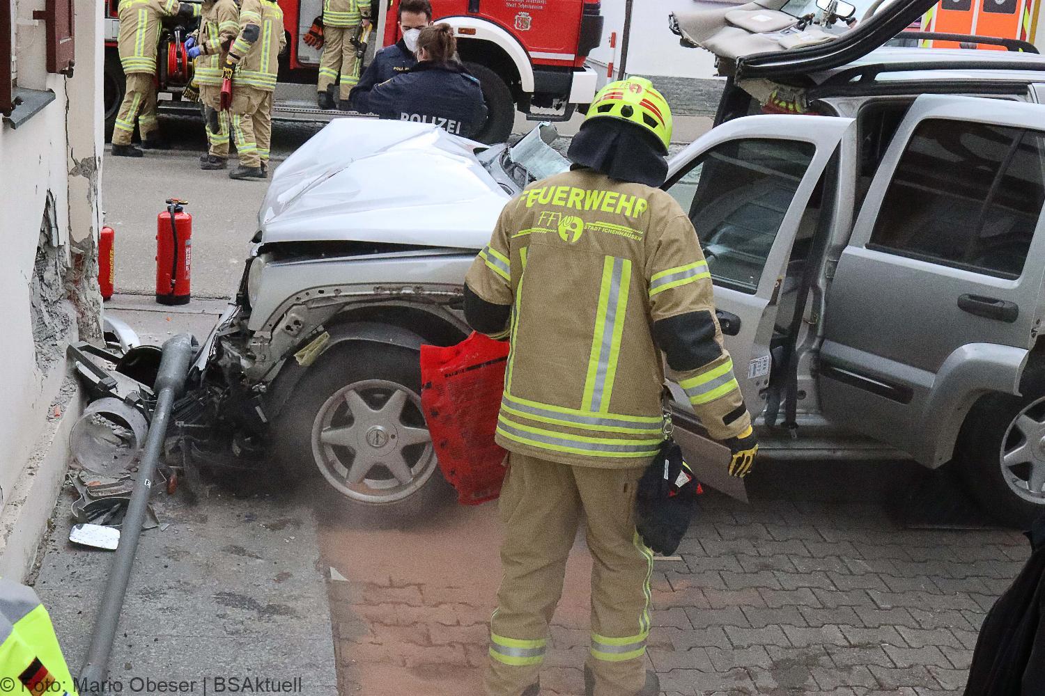 Unfall Ichenhausen Pkw gegen Gasthaus 18042021 19