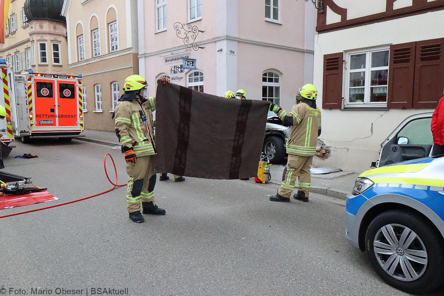 Unfall Ichenhausen Pkw gegen Gasthaus 18042021 2