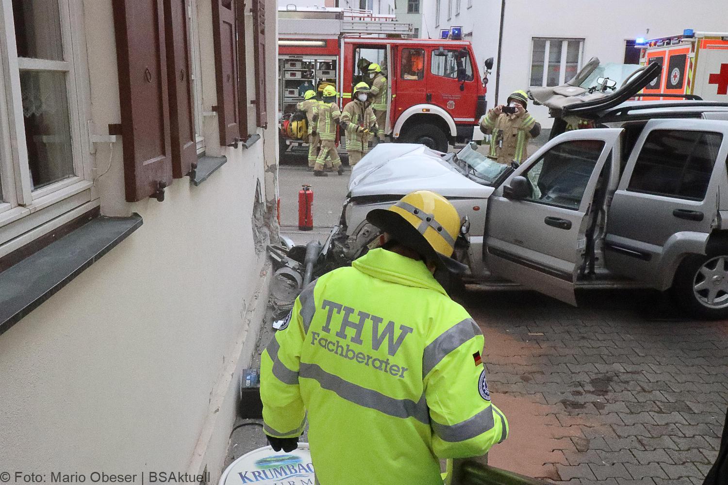 Unfall Ichenhausen Pkw gegen Gasthaus 18042021 20