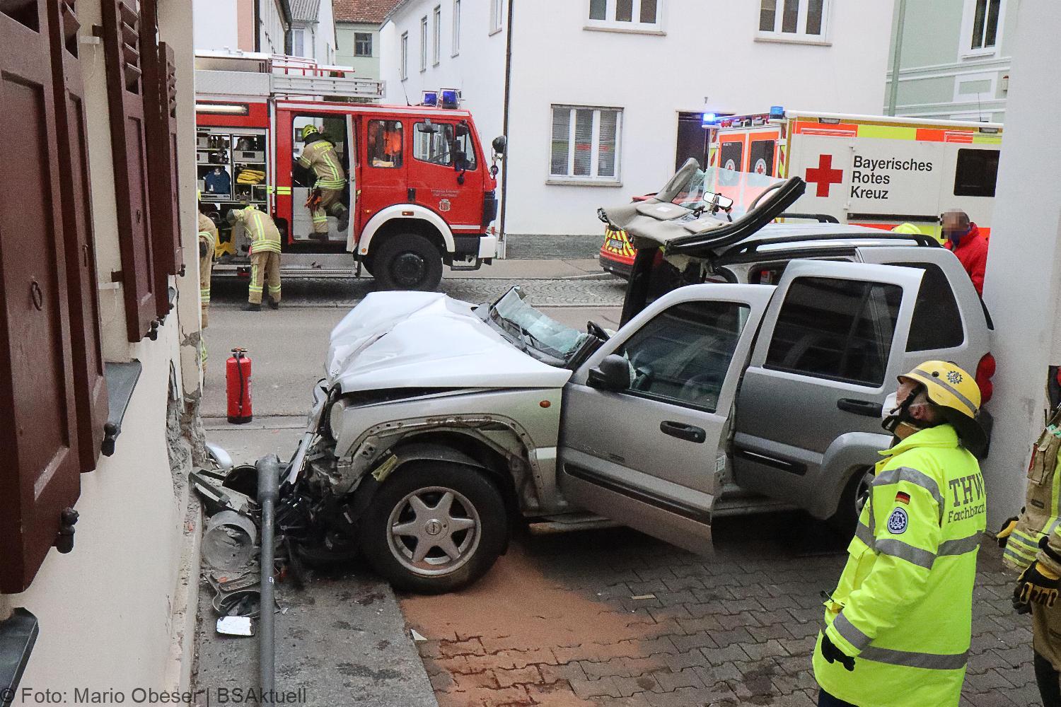 Unfall Ichenhausen Pkw gegen Gasthaus 18042021 21