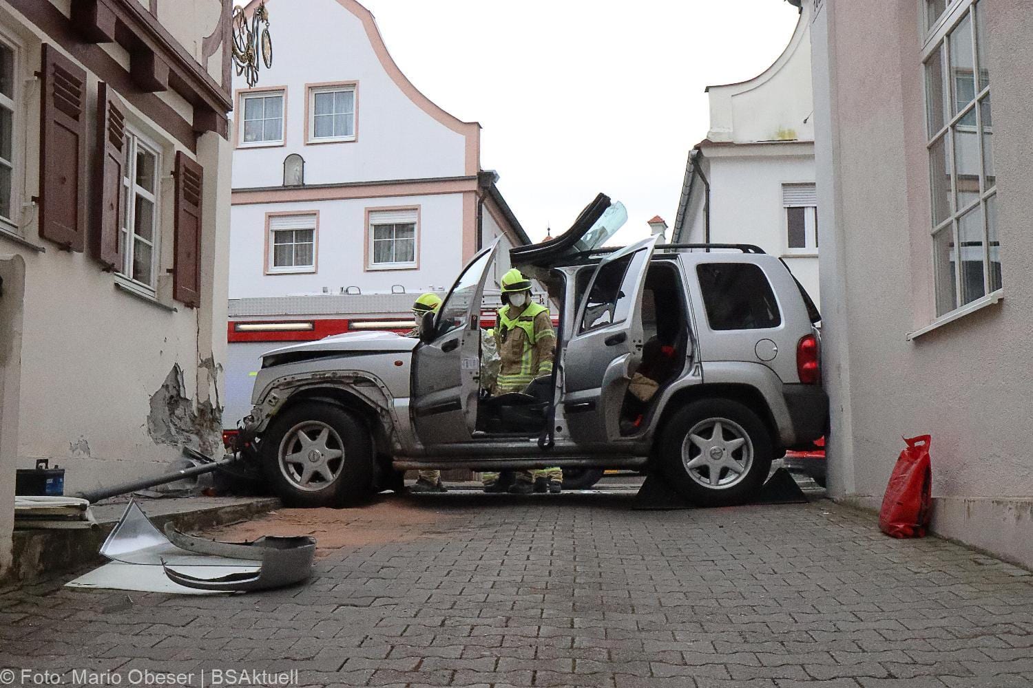 Unfall Ichenhausen Pkw gegen Gasthaus 18042021 23