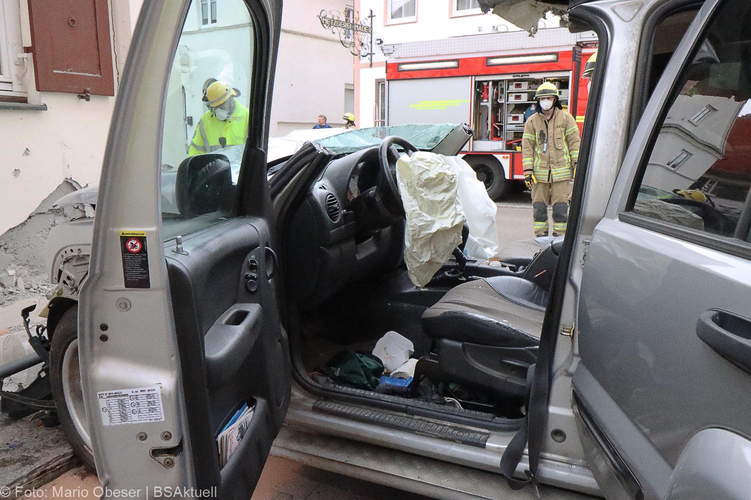 Unfall Ichenhausen Pkw gegen Gasthaus 18042021 24
