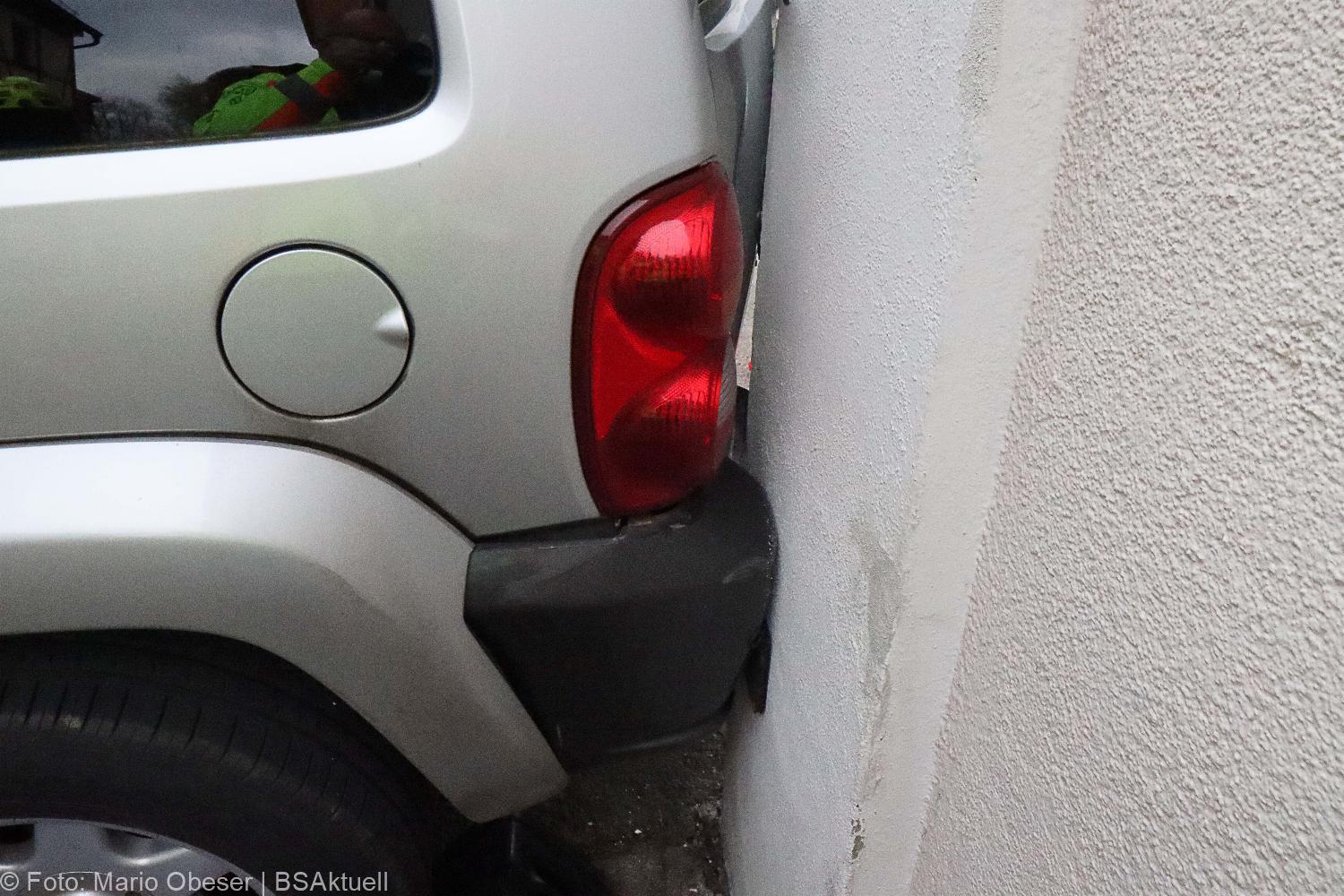 Unfall Ichenhausen Pkw gegen Gasthaus 18042021 25