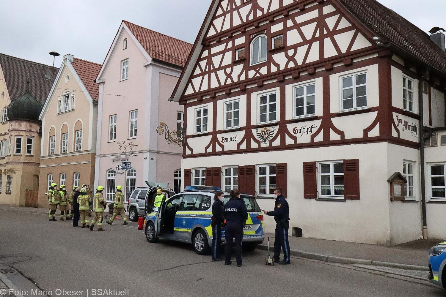 Unfall Ichenhausen Pkw gegen Gasthaus 18042021 26