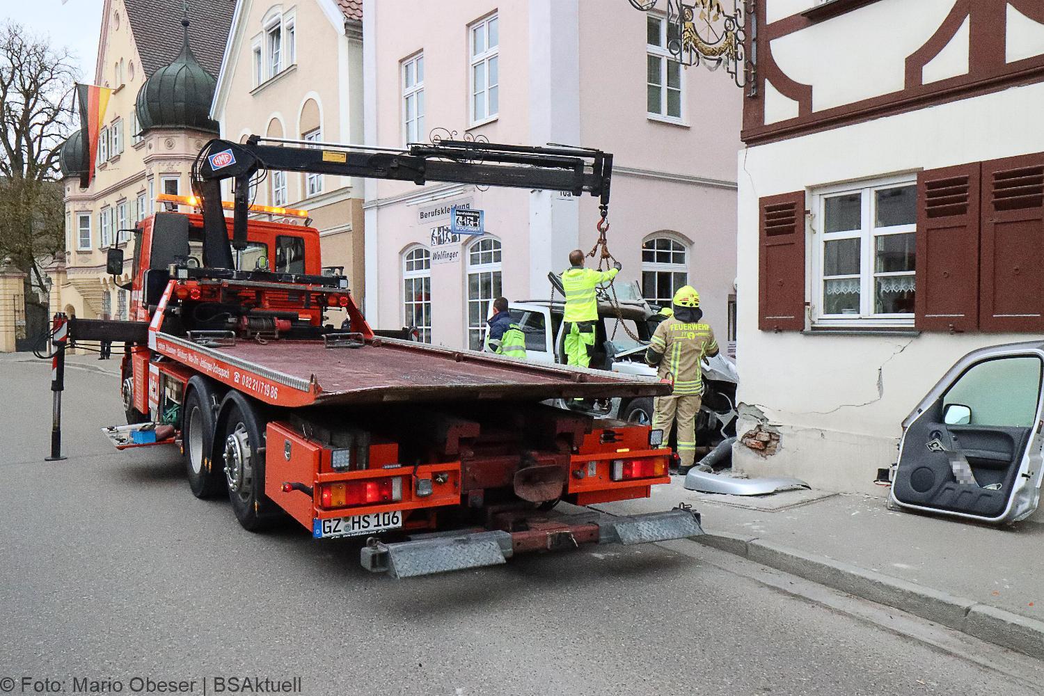 Unfall Ichenhausen Pkw gegen Gasthaus 18042021 27