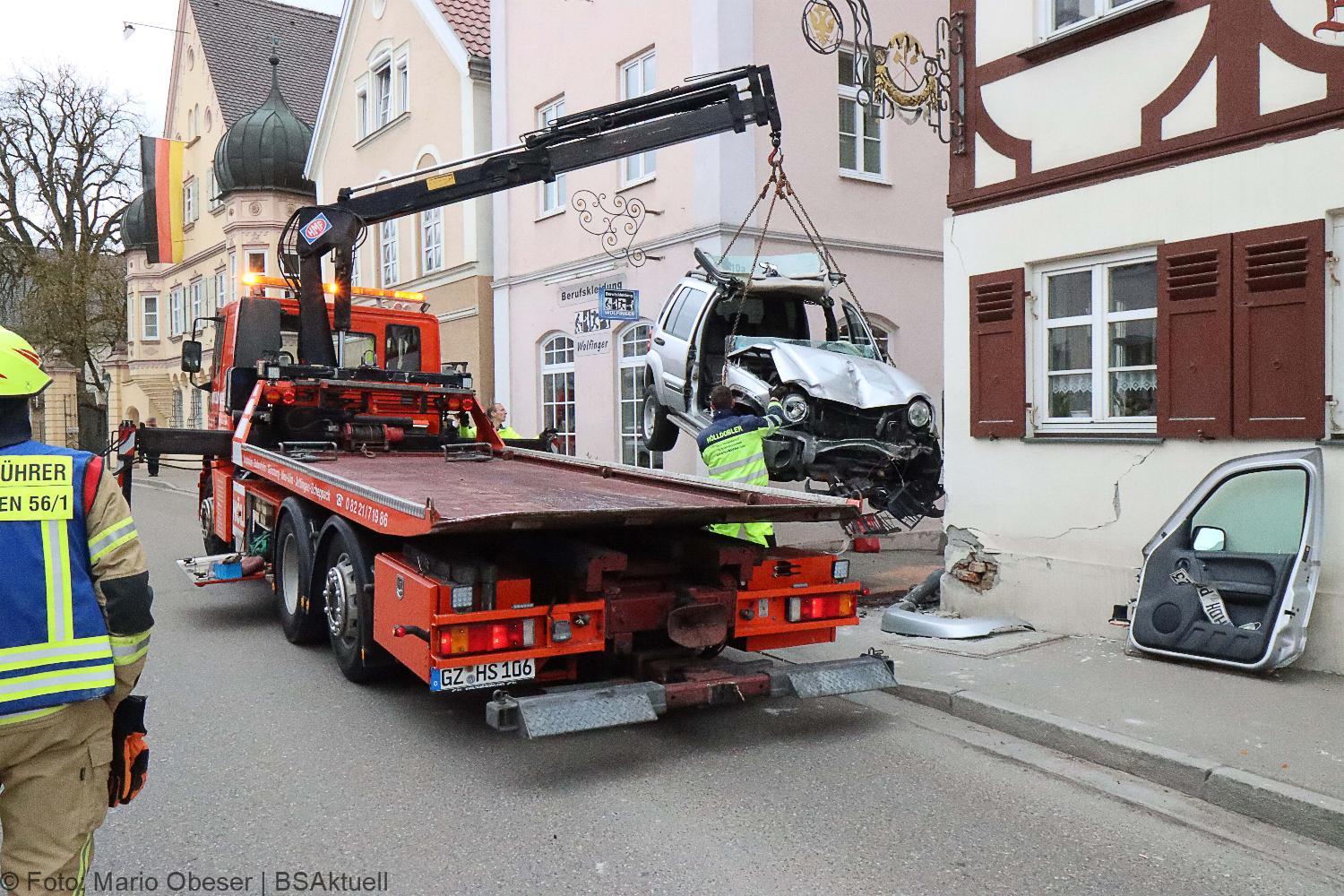 Unfall Ichenhausen Pkw gegen Gasthaus 18042021 28