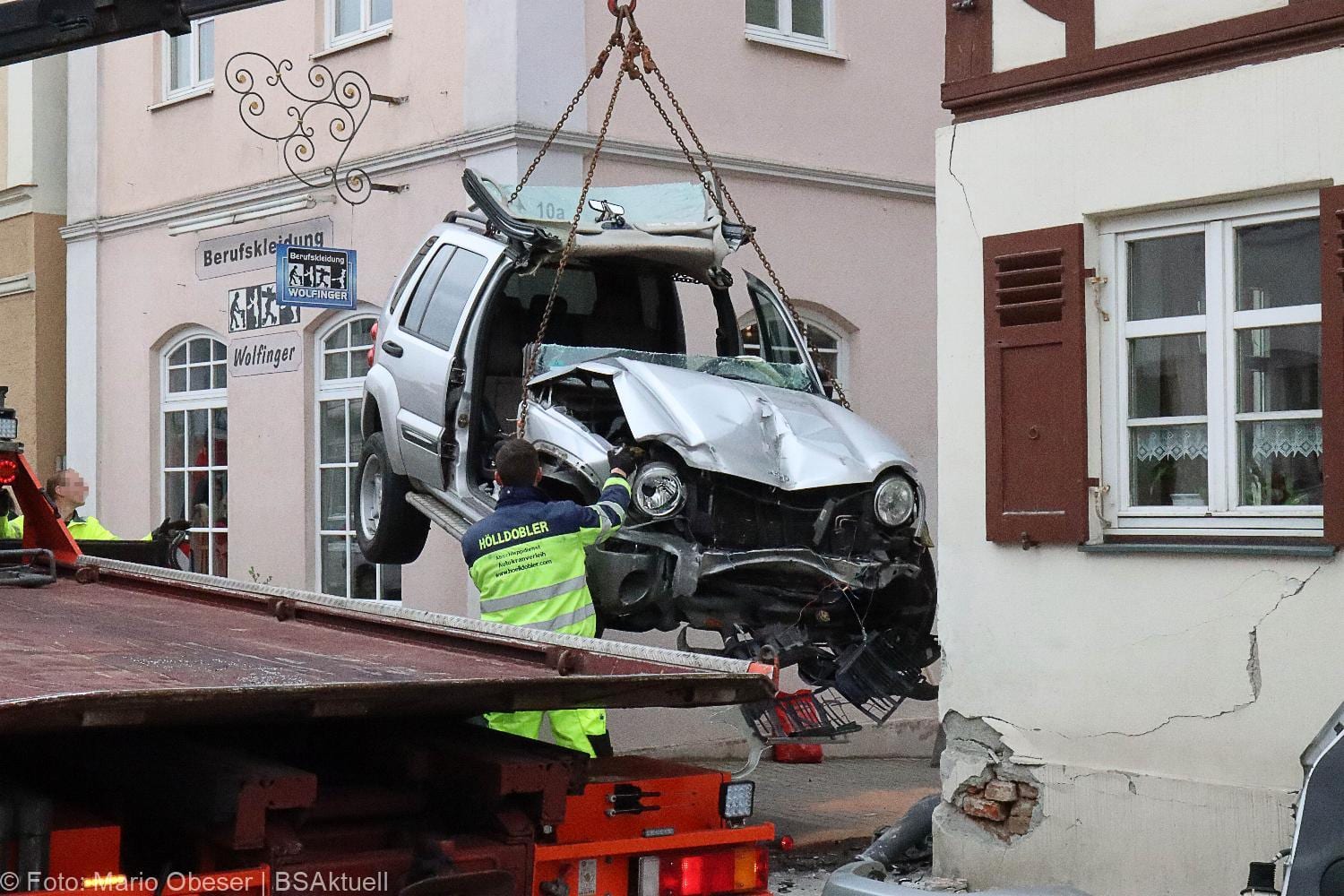 Unfall Ichenhausen Pkw gegen Gasthaus 18042021 29