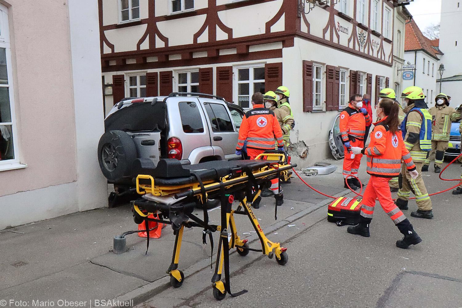 Unfall Ichenhausen Pkw gegen Gasthaus 18042021 3