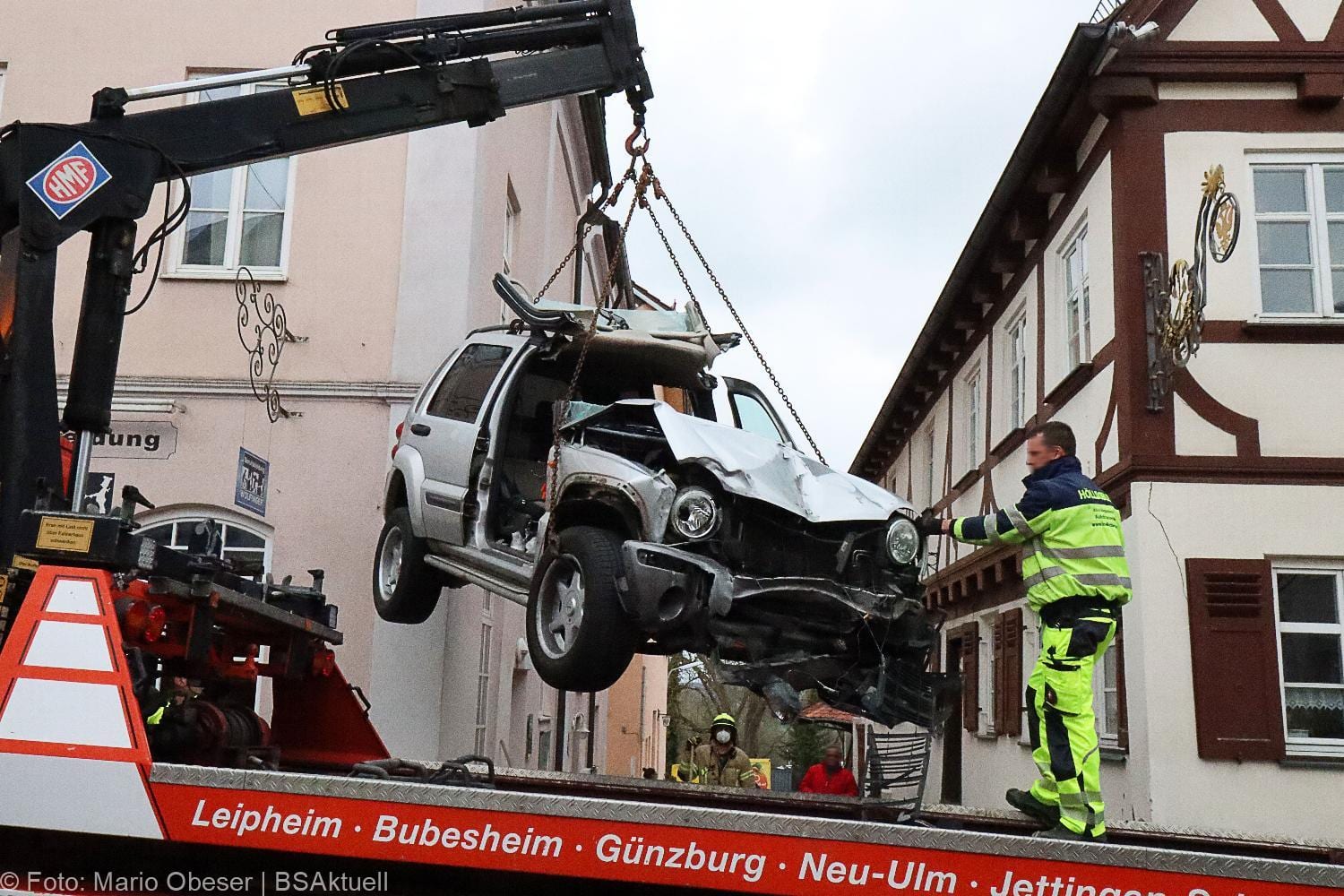 Unfall Ichenhausen Pkw gegen Gasthaus 18042021 30