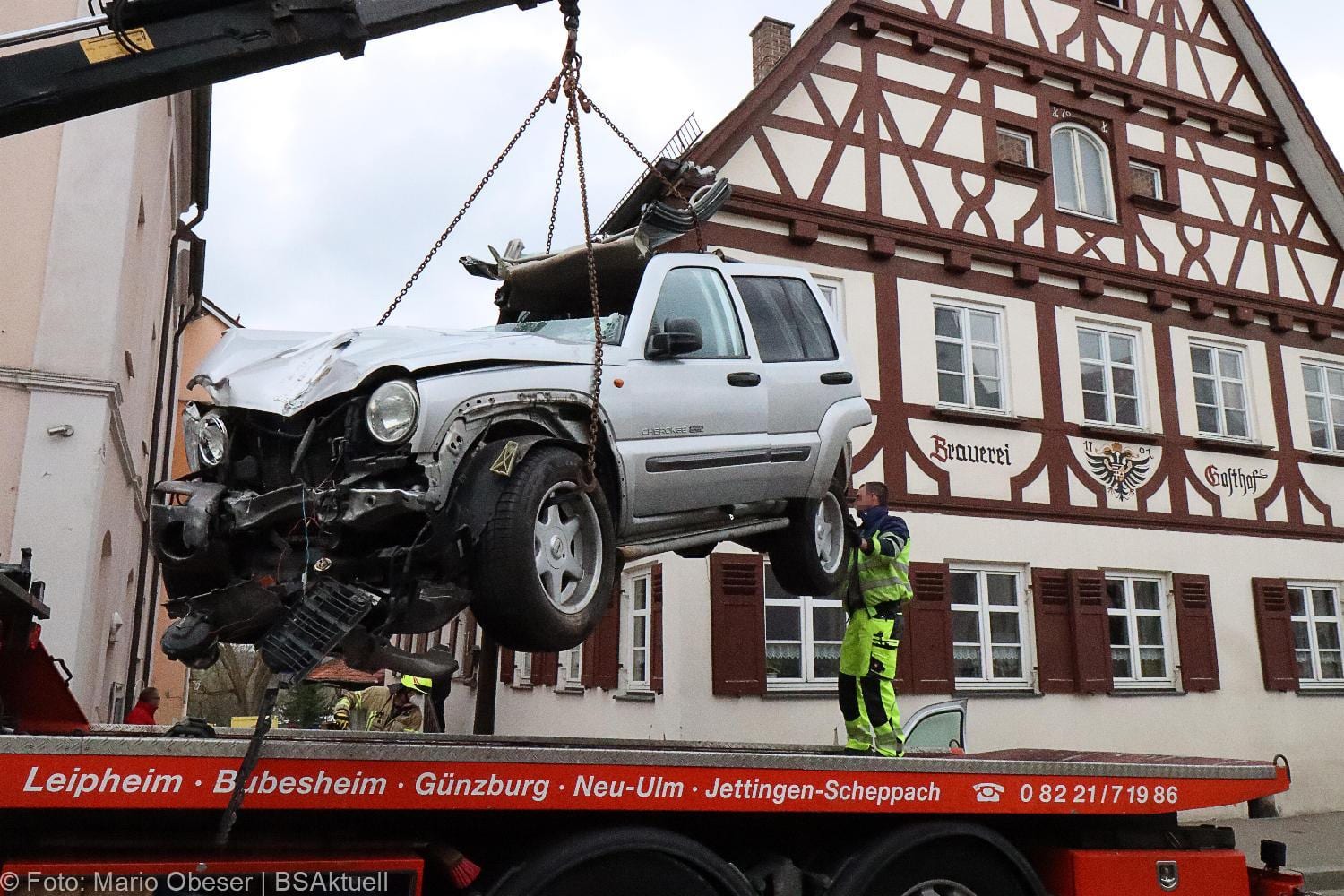 Unfall Ichenhausen Pkw gegen Gasthaus 18042021 31
