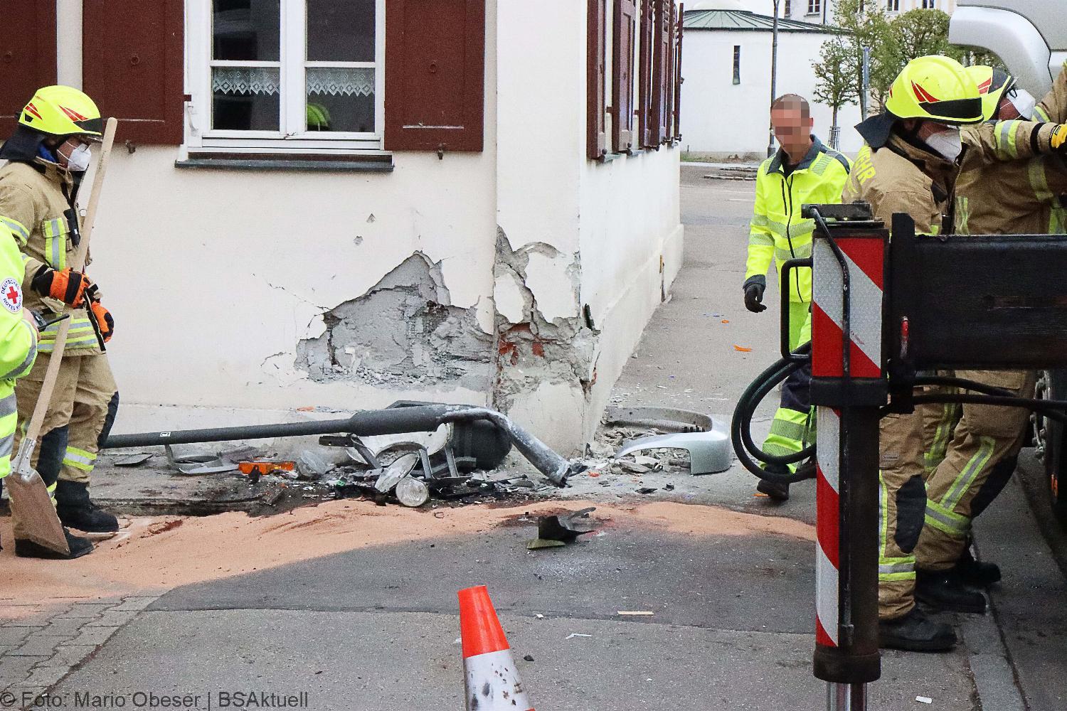 Unfall Ichenhausen Pkw gegen Gasthaus 18042021 32