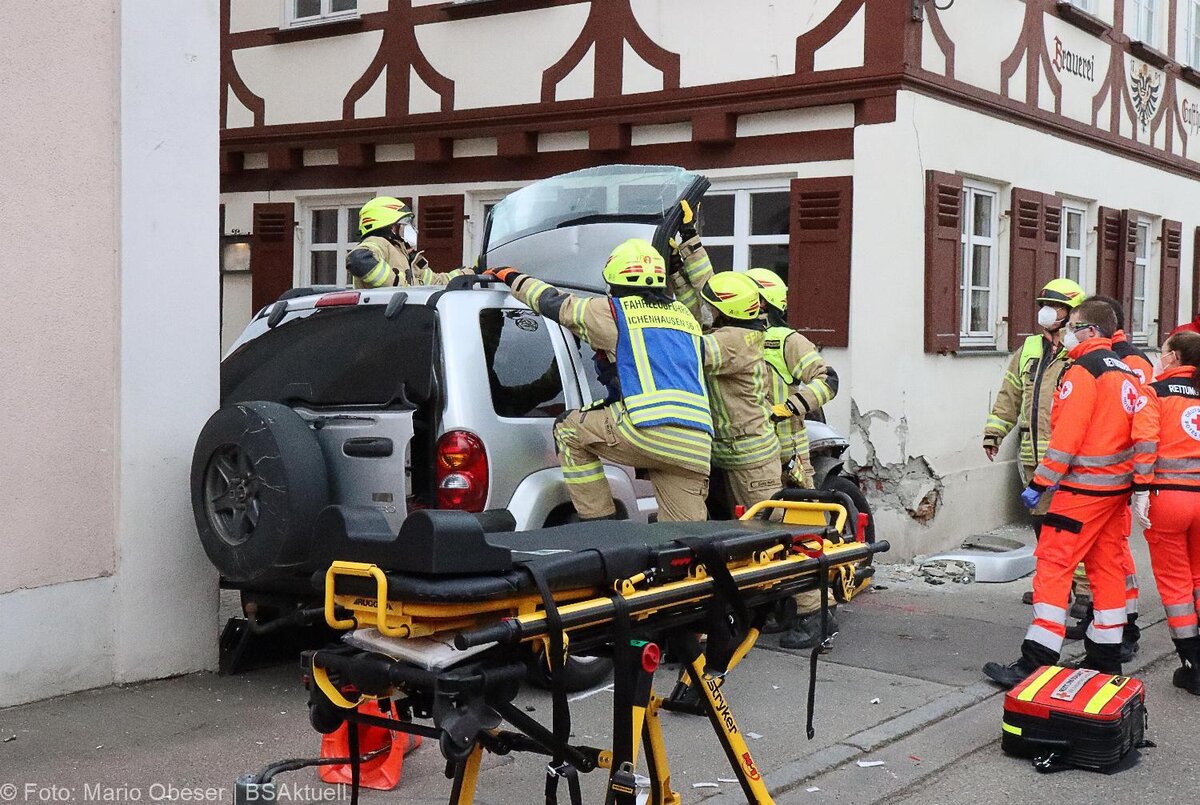Unfall Ichenhausen Pkw gegen Gasthaus 18042021 4