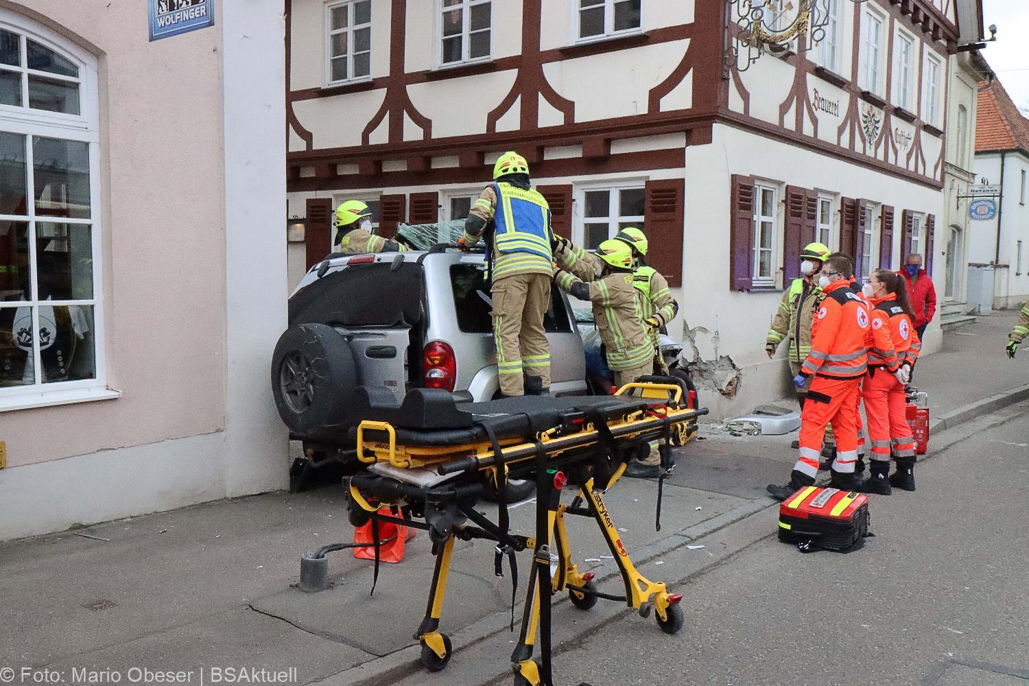 Unfall Ichenhausen Pkw gegen Gasthaus 18042021 5