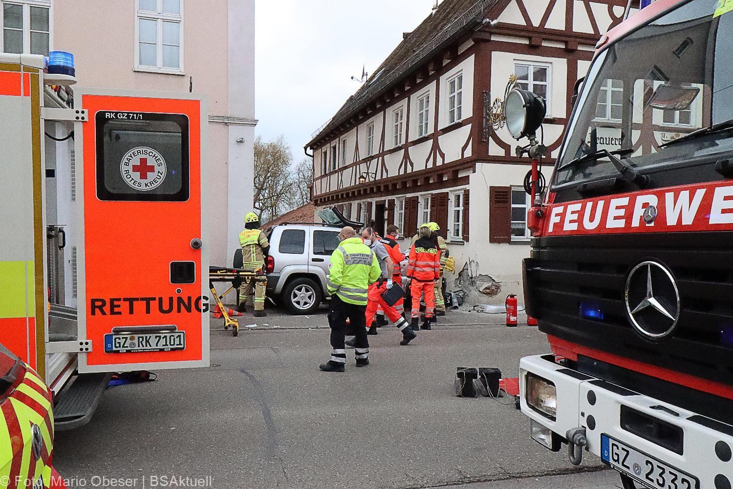 Unfall Ichenhausen Pkw gegen Gasthaus 18042021 7