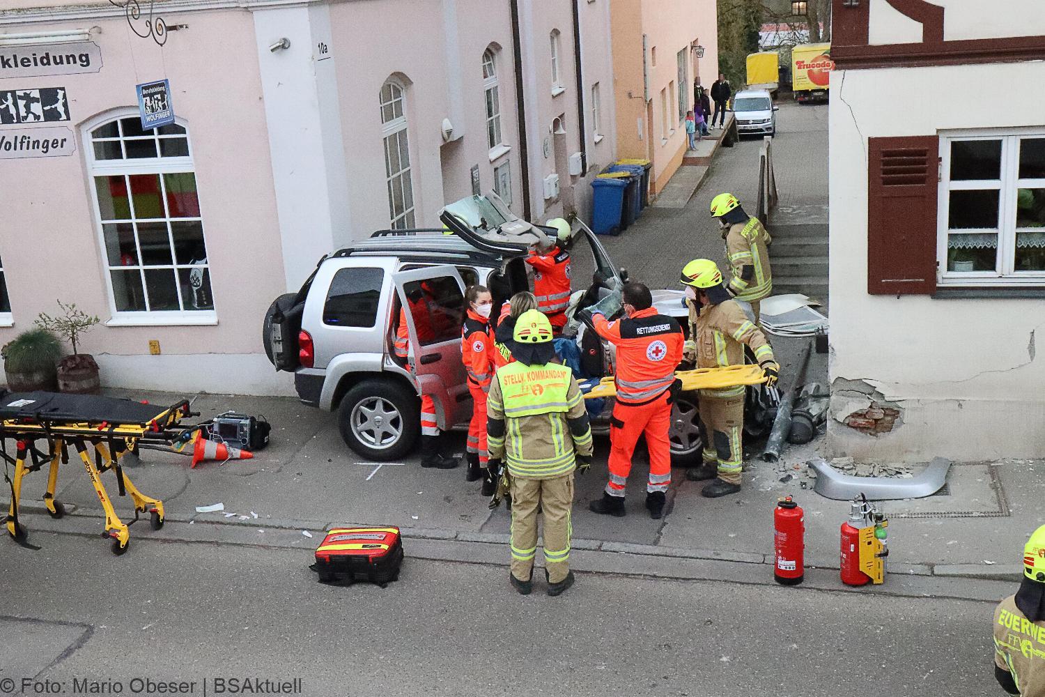 Unfall Ichenhausen Pkw gegen Gasthaus 18042021 8