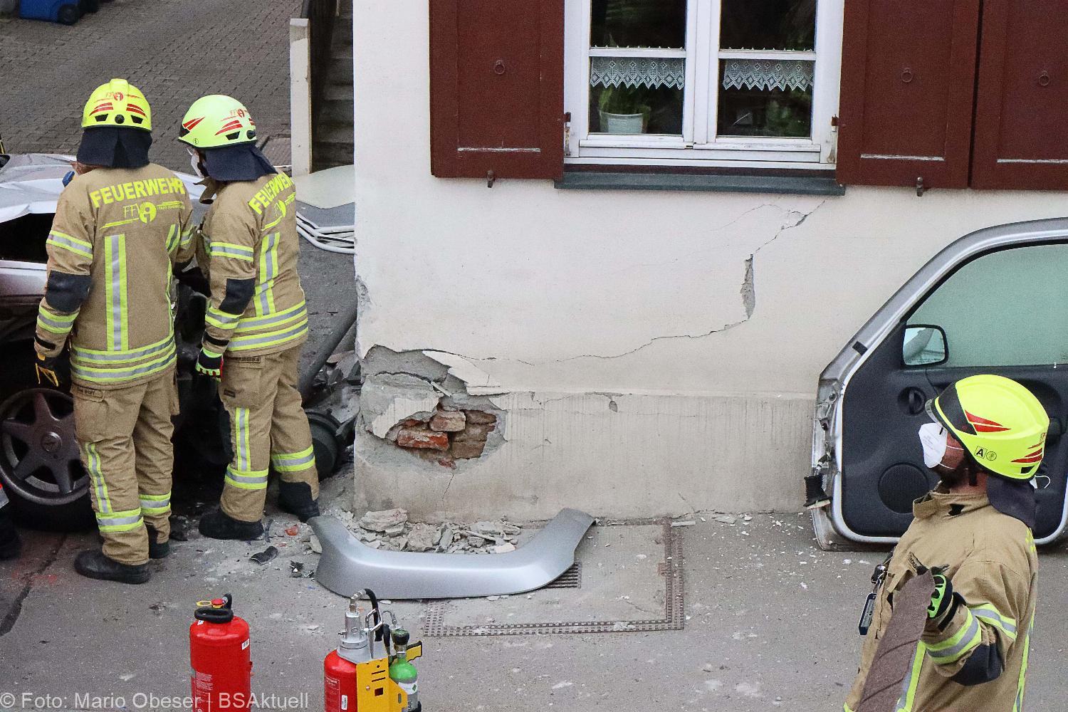 Unfall Ichenhausen Pkw gegen Gasthaus 18042021 9