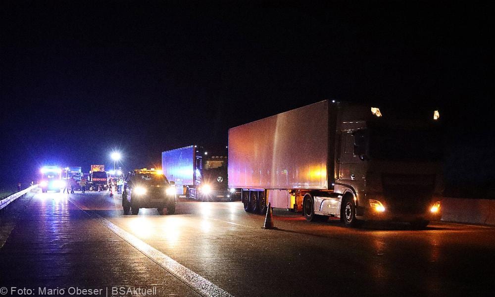 Autofahrer prallt gegen Sicherungsanhaenger A8