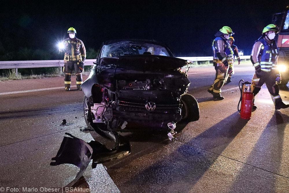 Autofahrer prallt gegen Sicherungsanhaenger A8