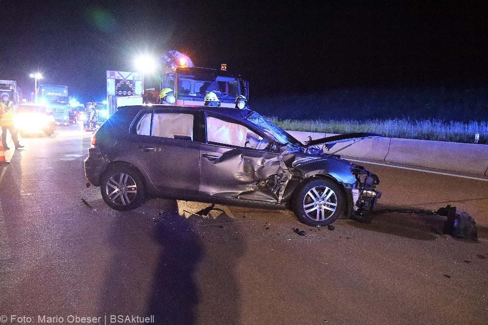 Autofahrer prallt gegen Sicherungsanhaenger A8