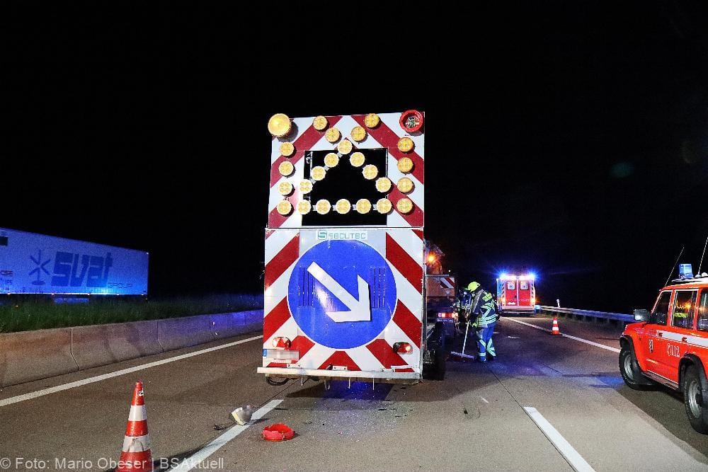 Autofahrer prallt gegen Sicherungsanhaenger A8