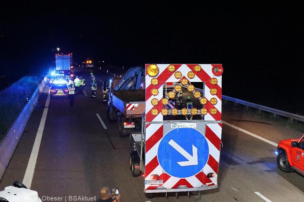 Autofahrer prallt gegen Sicherungsanhaenger A8