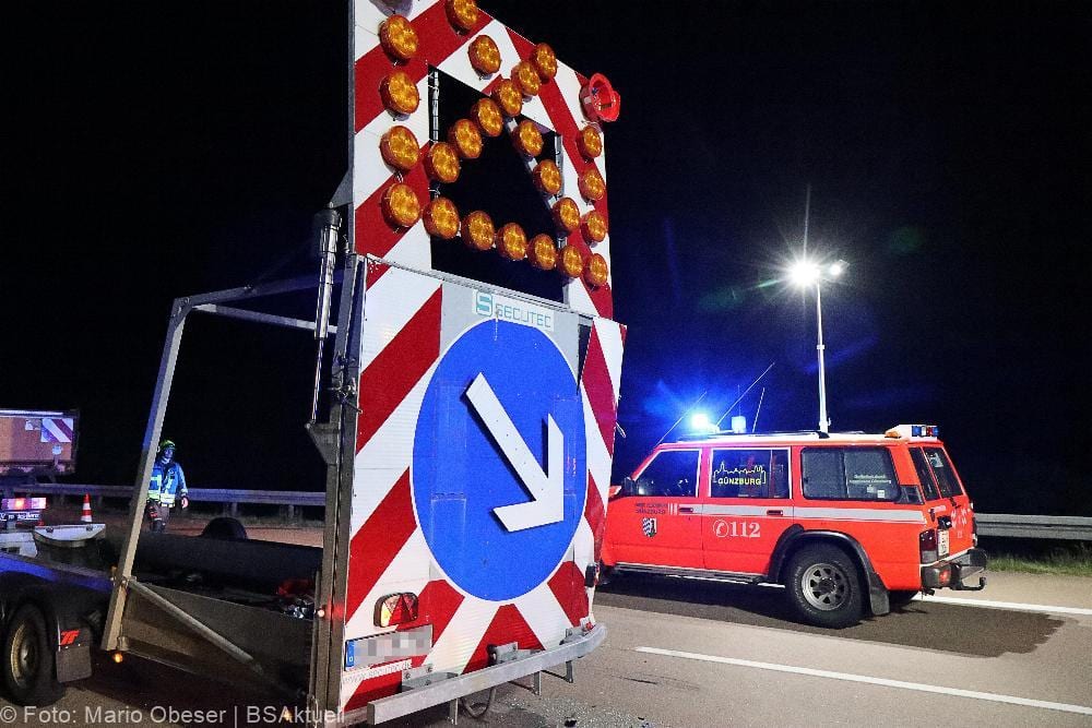 Autofahrer prallt gegen Sicherungsanhaenger A8