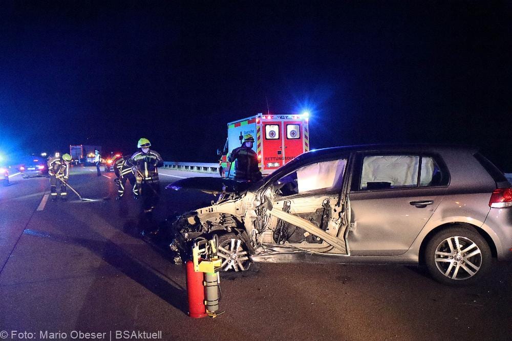 Autofahrer prallt gegen Sicherungsanhaenger A8