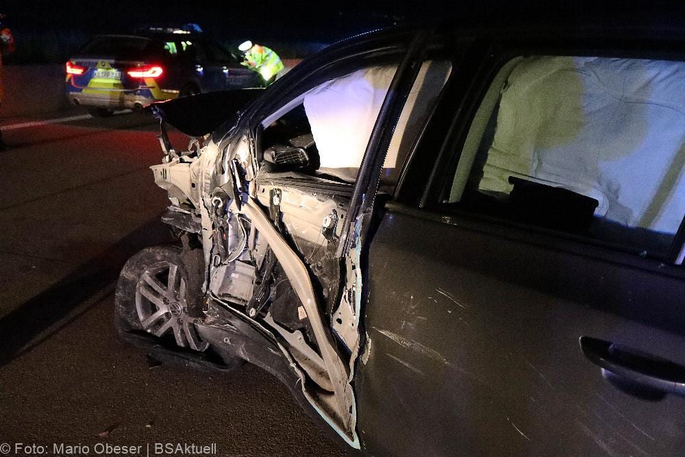 Autofahrer prallt gegen Sicherungsanhaenger A8